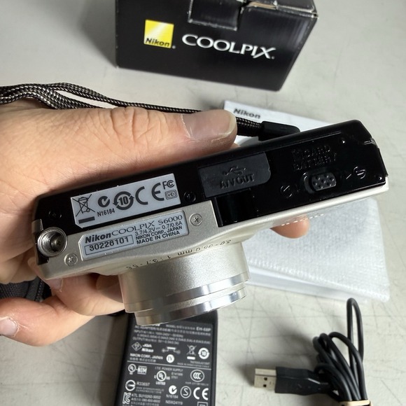 Nikon COOLPIX S6000 14.2MP 7x Zoom Digital Camera Bundle w/ Charger & Battery - Picture 9 of 16